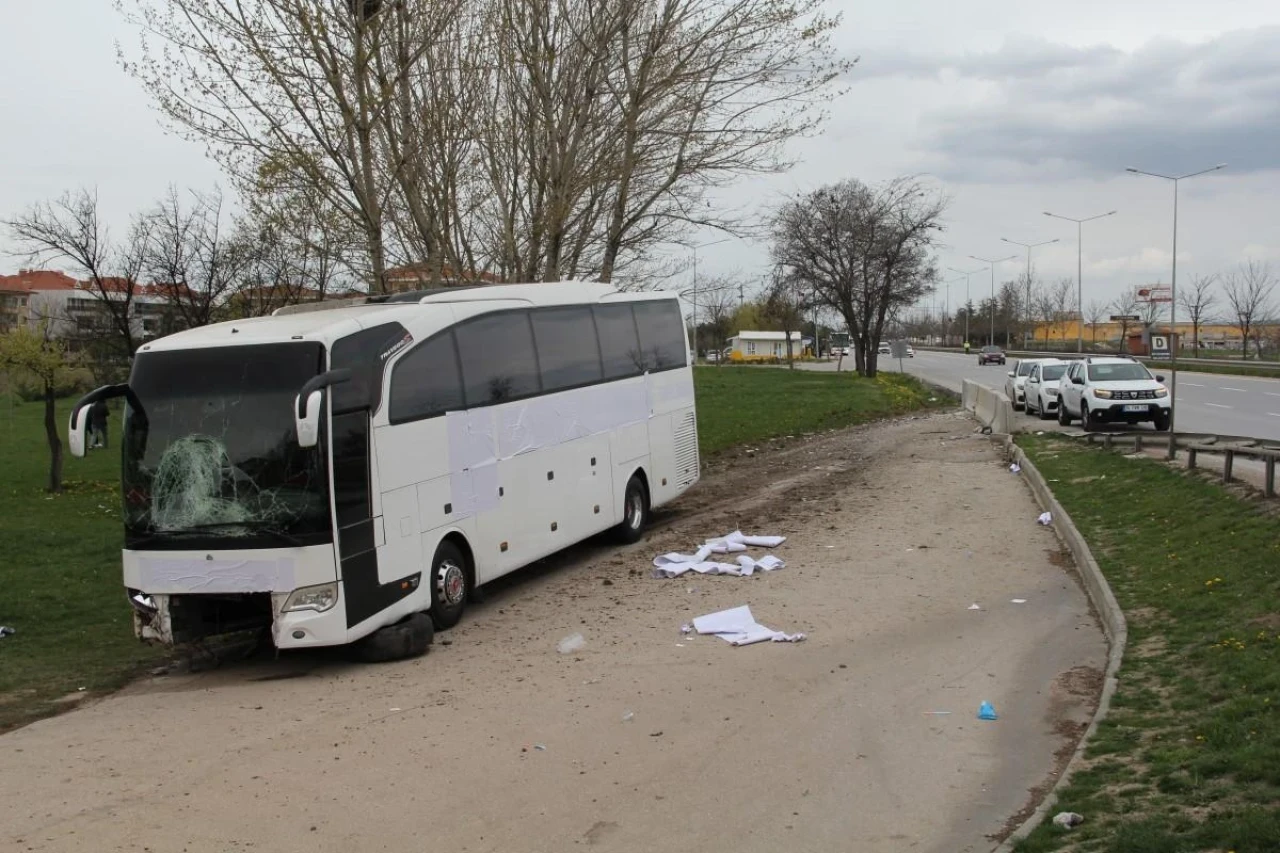 Eskişehir&#8217;de Yoldan Çıkan Otobüsteki 17 Kişi Yaralandı