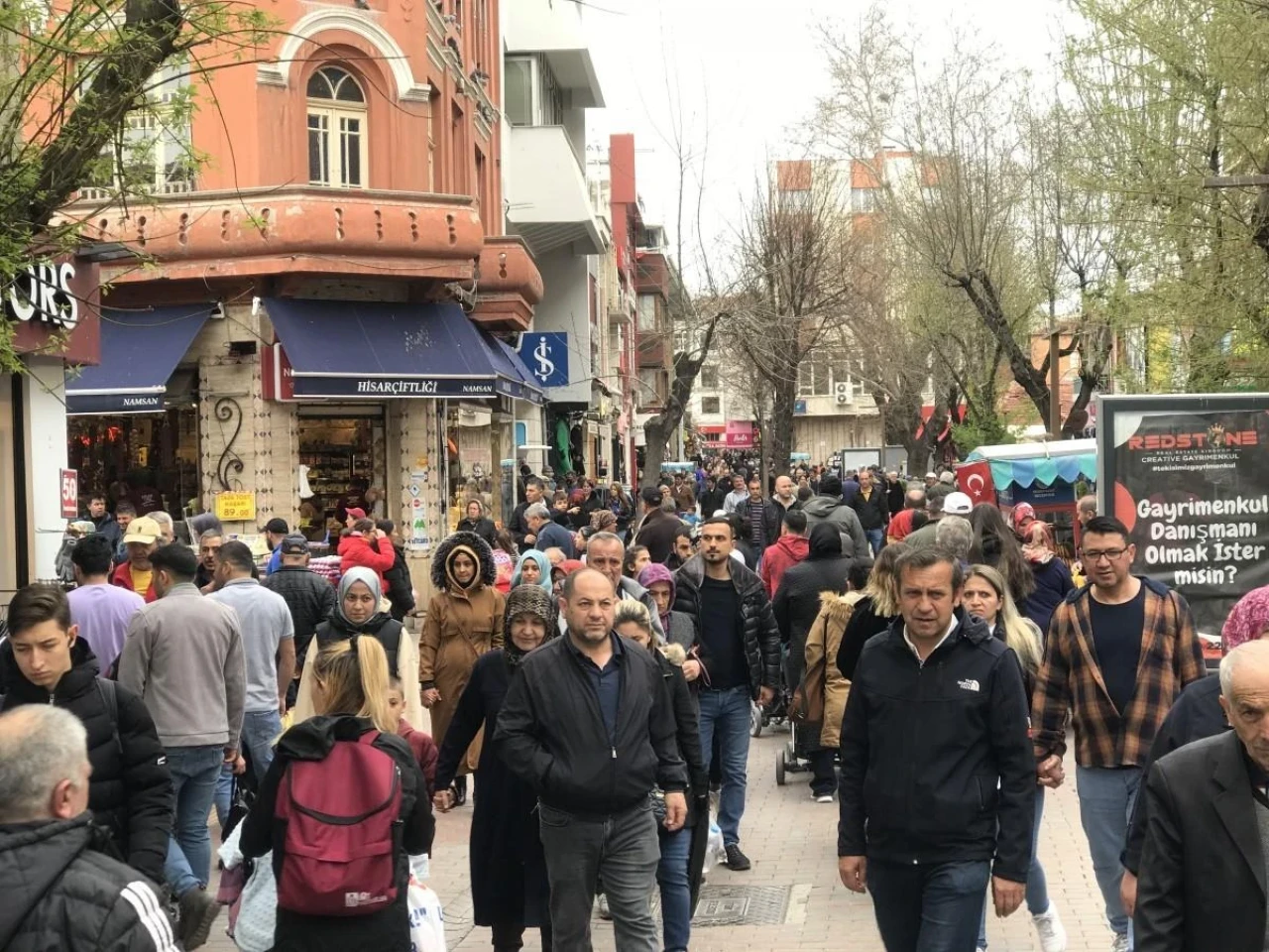 Eskişehir&#8217;de Bayram Öncesi Sokaklar Dolup Taştı