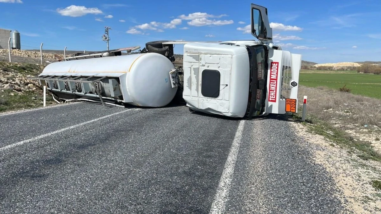 Eskişehir&#8217;de Yan Yatan Tanker Yolu Trafiğe Kapadı