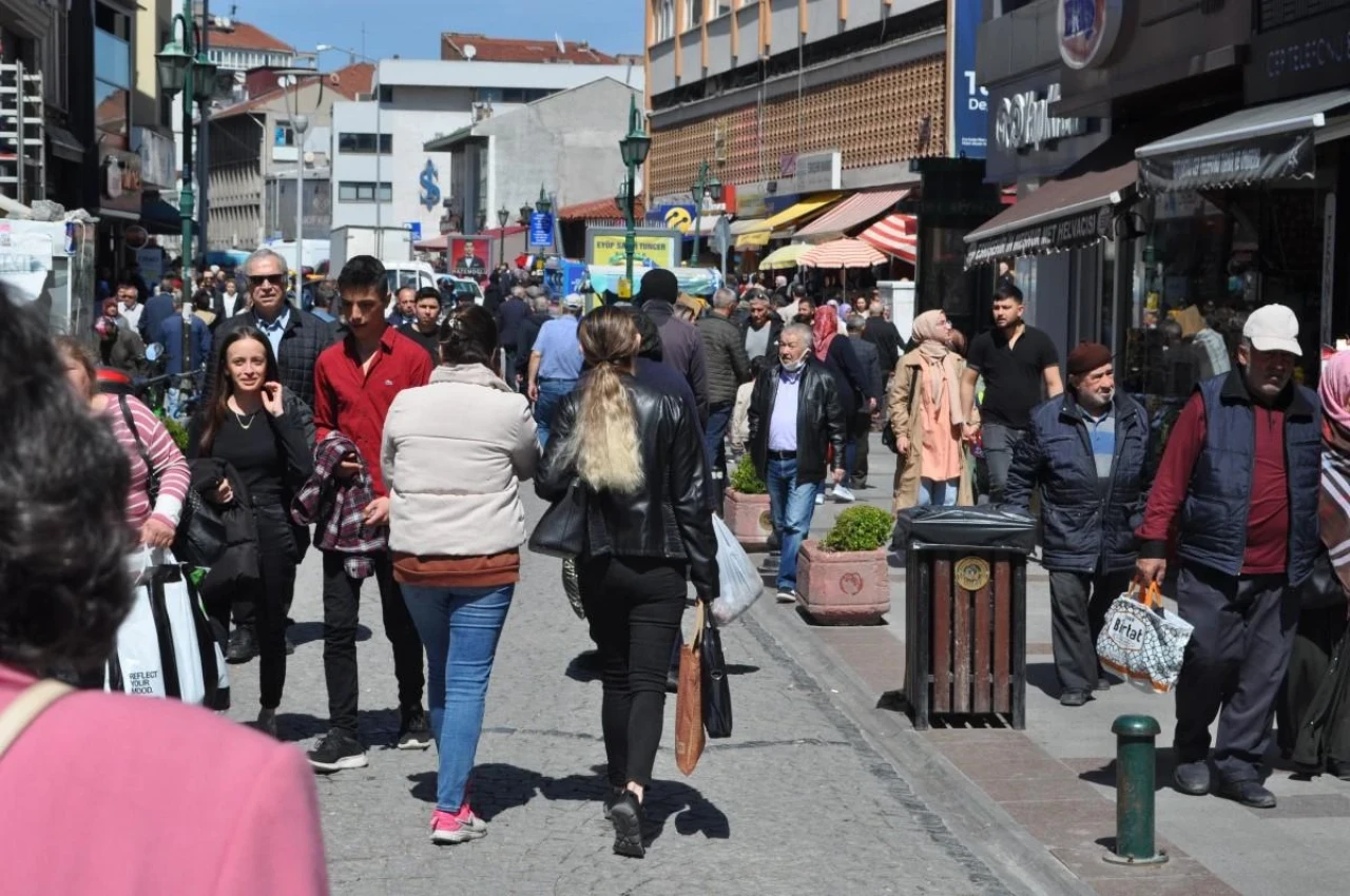 Eskişehir’de Sıcak Hava Vatandaşları Dışarıya Attı