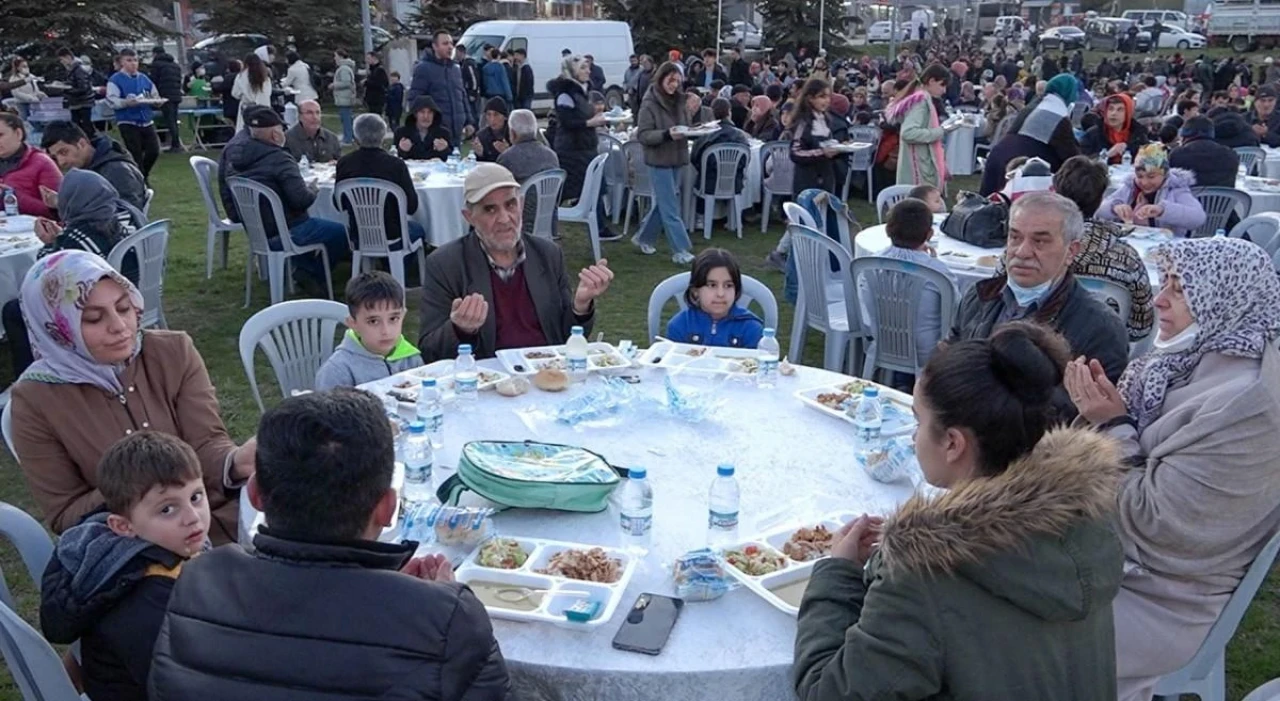 Eskişehir Tepebaşı&#8217;ndan Sokak İftarı