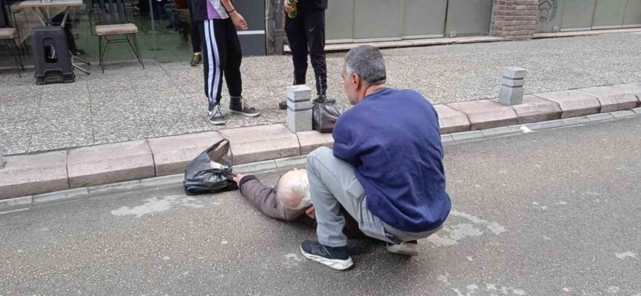 Vatandaş bir anda yere yığıldı, ilk müdahaleyi sokak esnafı yaptı