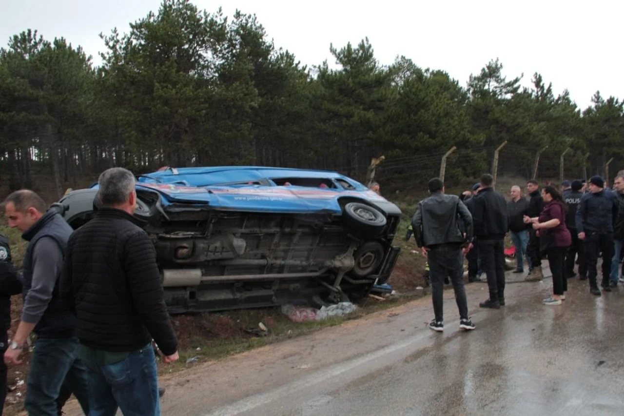 Eskişehir&#8217;de Bir Otobüs Jandarma Aracına ve Minibüse Çarptı