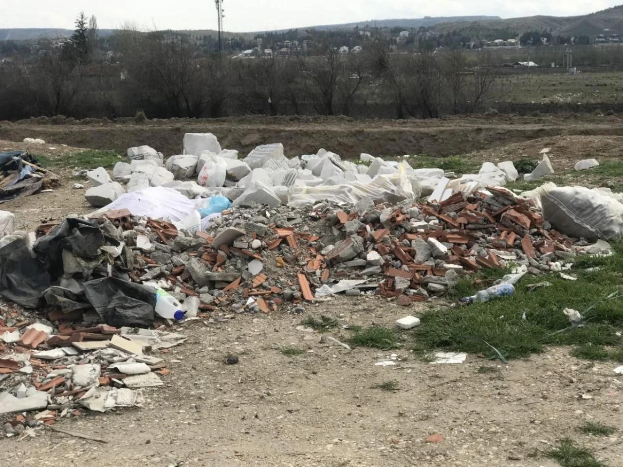 Eskişehir&#8217;de Molozlar Çevre Kirliğine Neden Oluyor