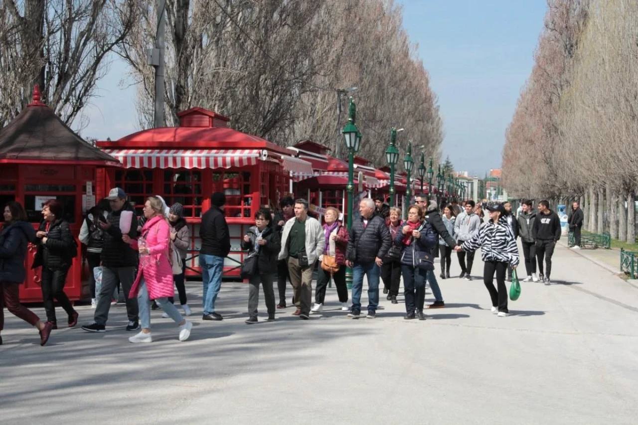 Eskişehir&#8217;de Güzel Hava Sazova&#8217;yı Doldurdu