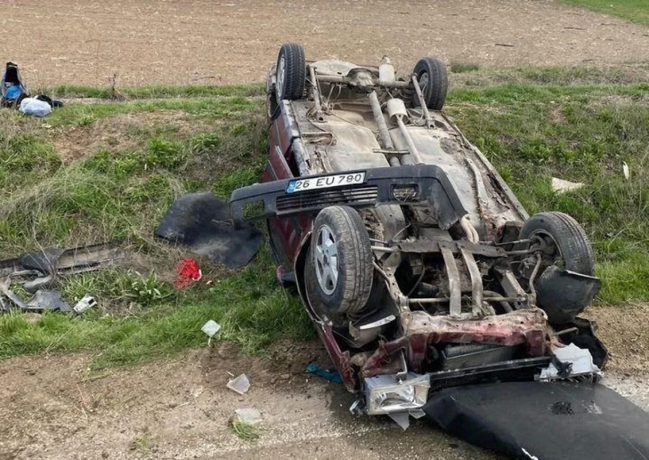 Eskişehir&#8217;de Takla Atan Araçtaki 2 Kişi Hafif Yaralandı