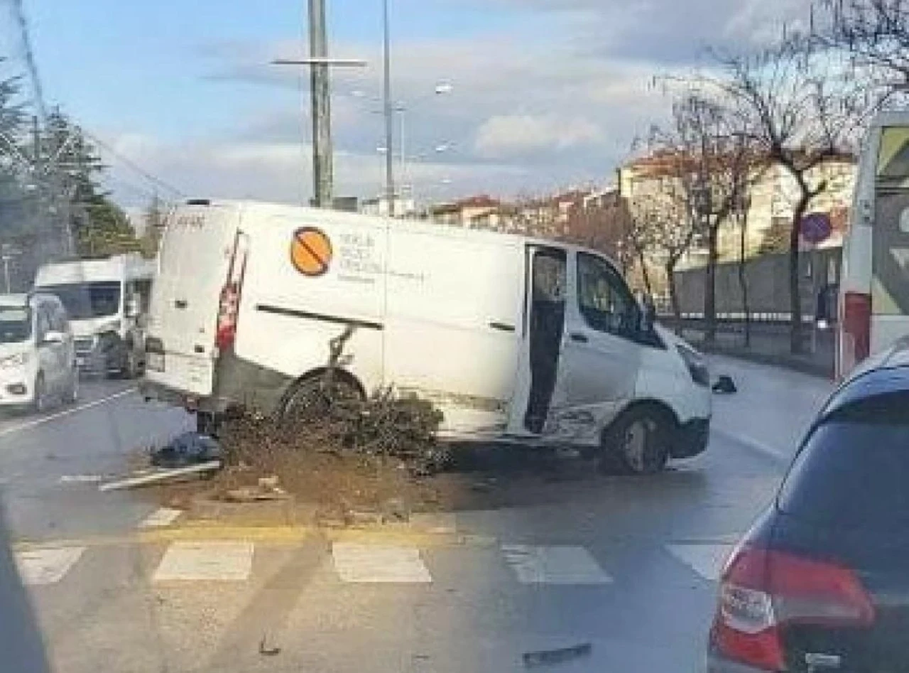 Eskişehir&#8217;de Kavşakta Maddi Hasarlı Kaza