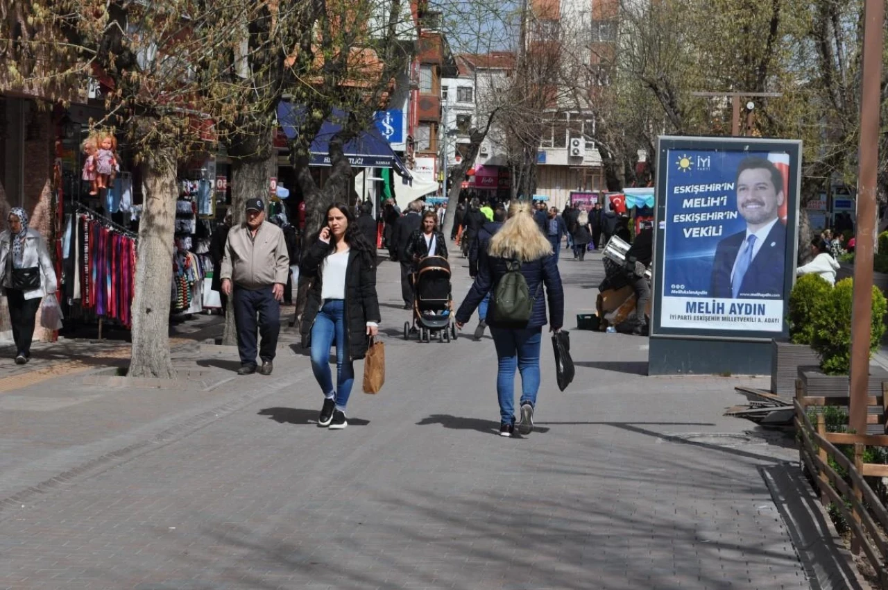 Eskişehir&#8217;de Sıcak Havayı Fırsat Bilenler Sokakları Doldurdu