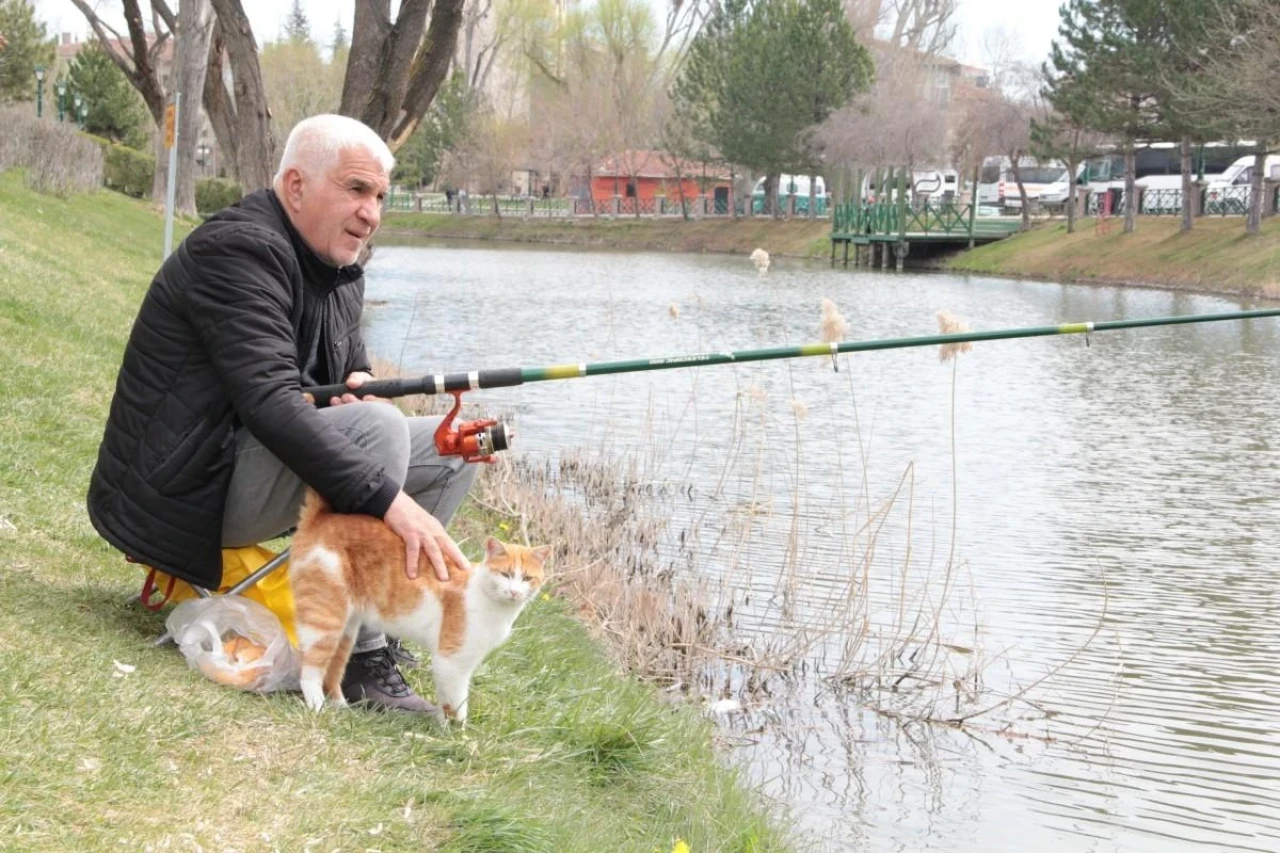 Eskişehir&#8217;de Güzel Havayı Gören Vatandaşlar Soluğu Dışarıda Aldılar