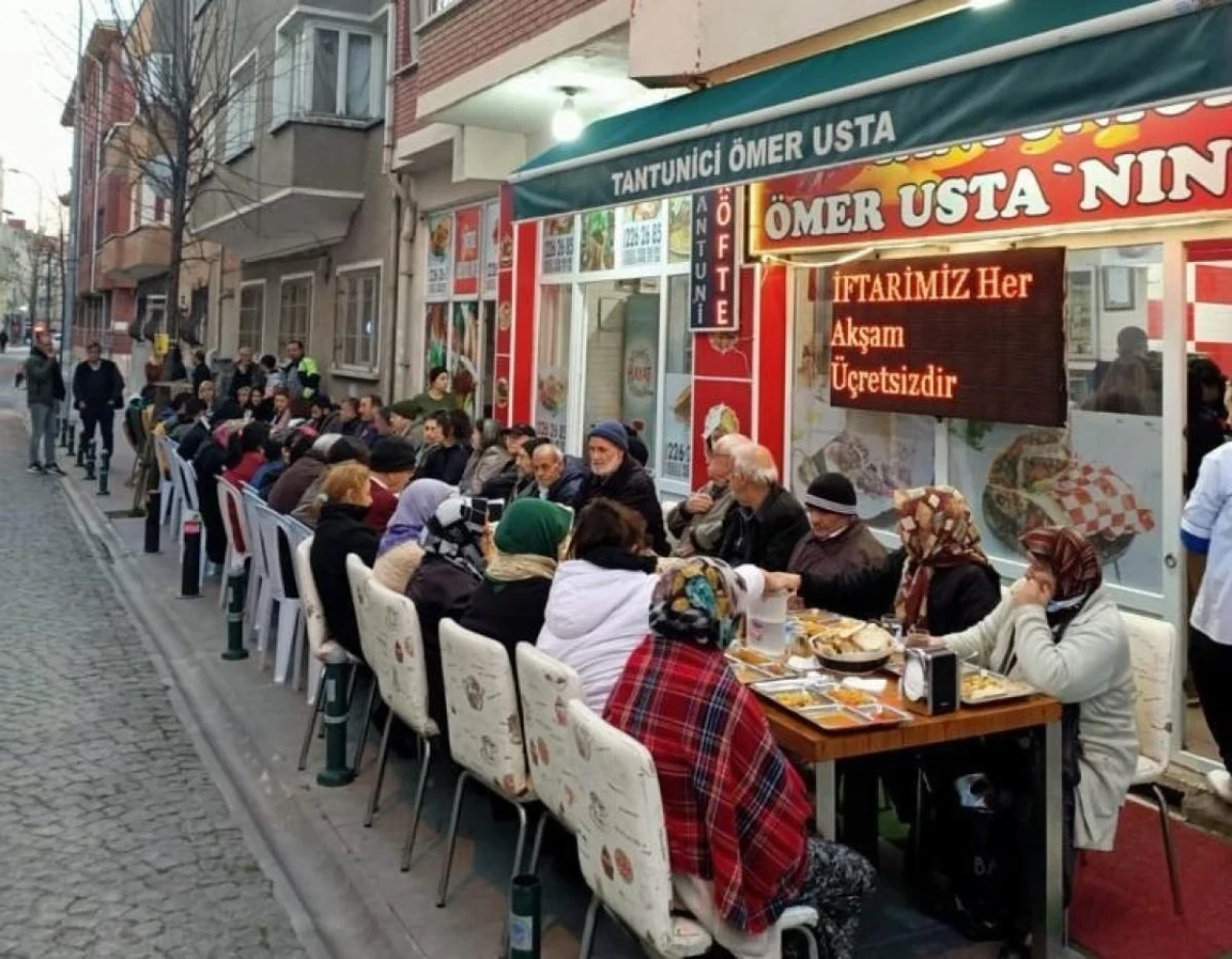 Eskişehir&#8217;de Ramazanda Vatandaşlara Ücretsiz İftar Veriliyor