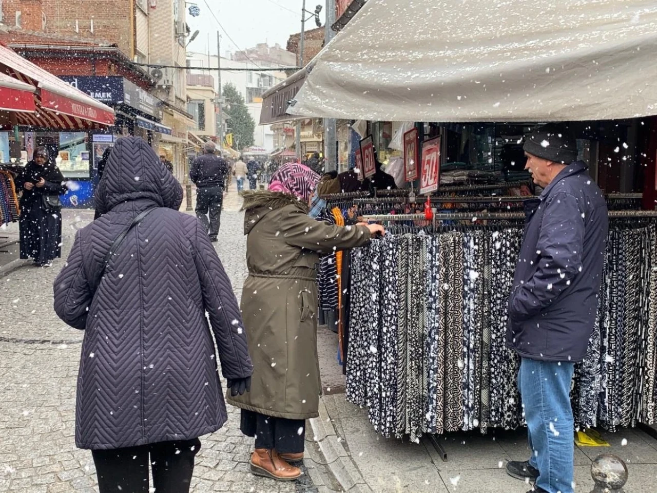 Eskişehir&#8217;de Kara Rağmen Alışveriş Kalabalığı