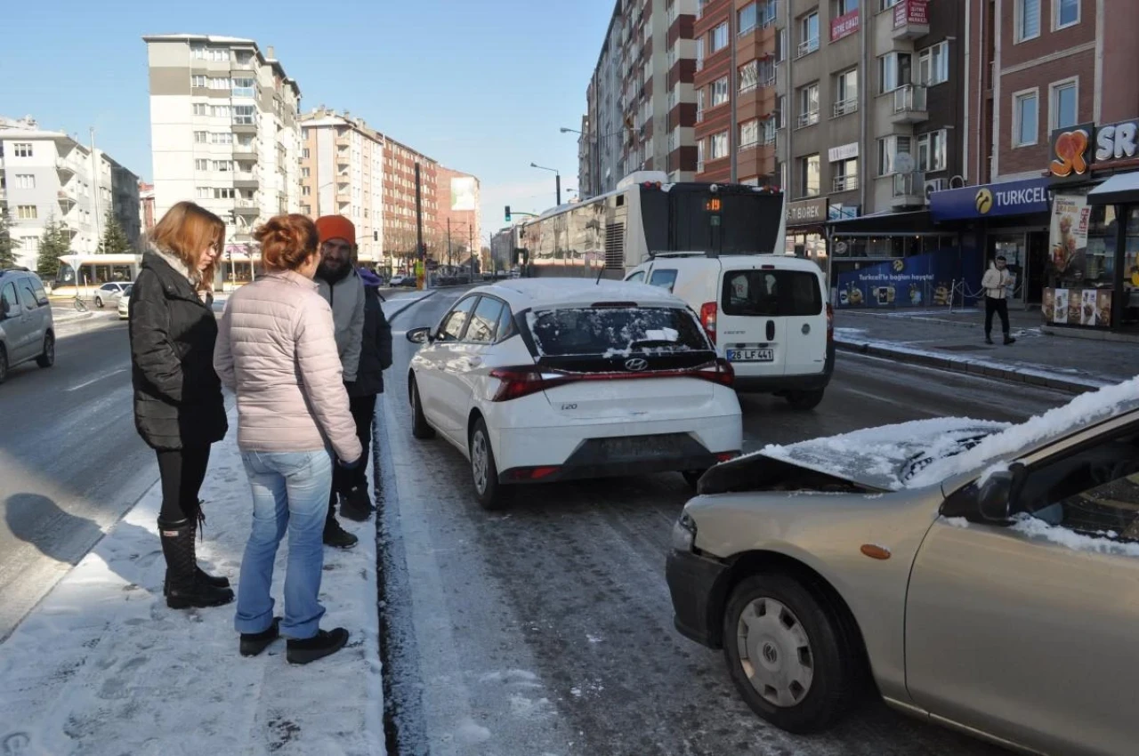 Eskişehir&#8217;de Buzlanan Yolların Sonucunda Kaza