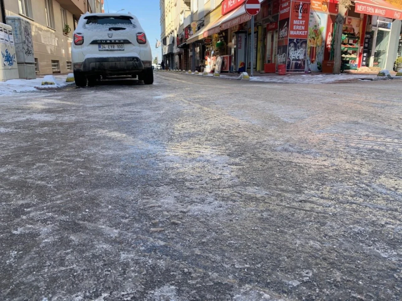 Eskişehir Merkezi Adeta Buz Pistine Döndü