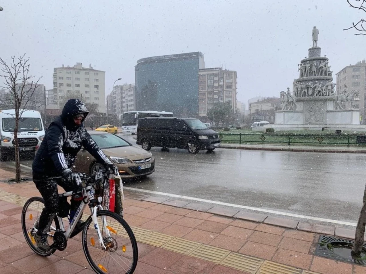 Eskişehir’de Aniden Bastıran Kar Yağışı