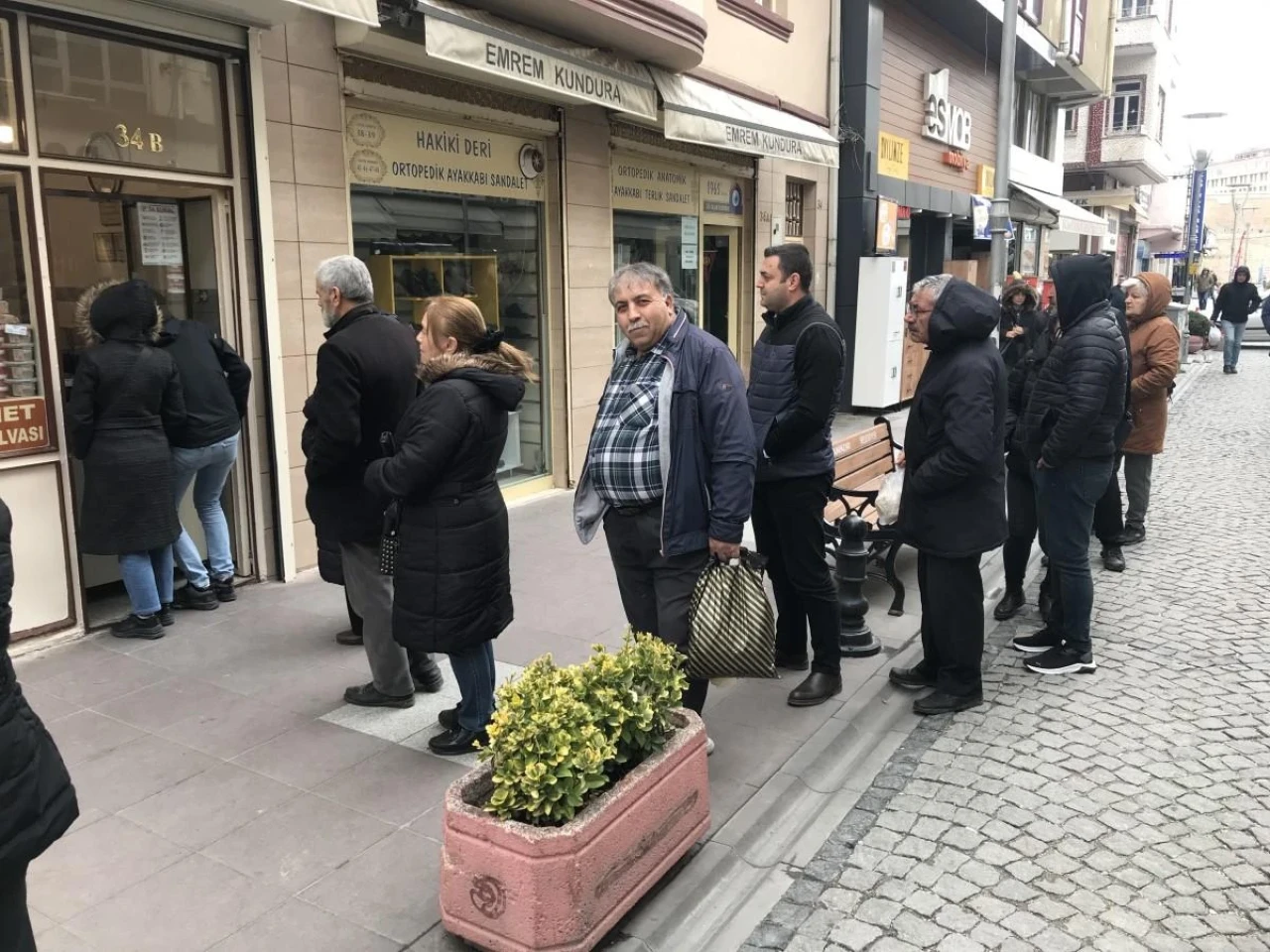 Eskişehir&#8217;de Soğuk Havaya Rağmen Helva Kuyruğu