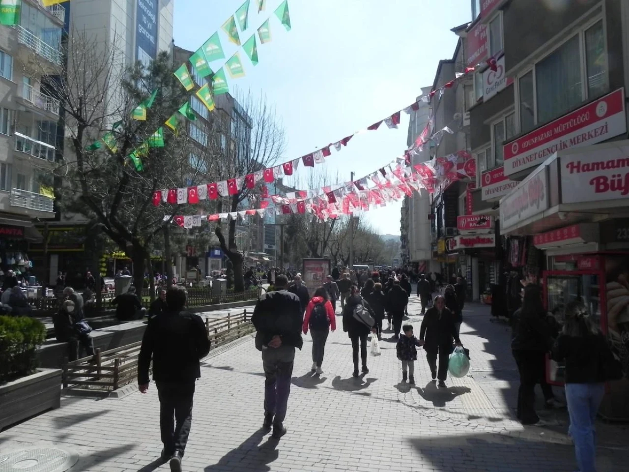 Vatandaşlar Güneşli Havanın Tadını Çarşıda Çıkardı