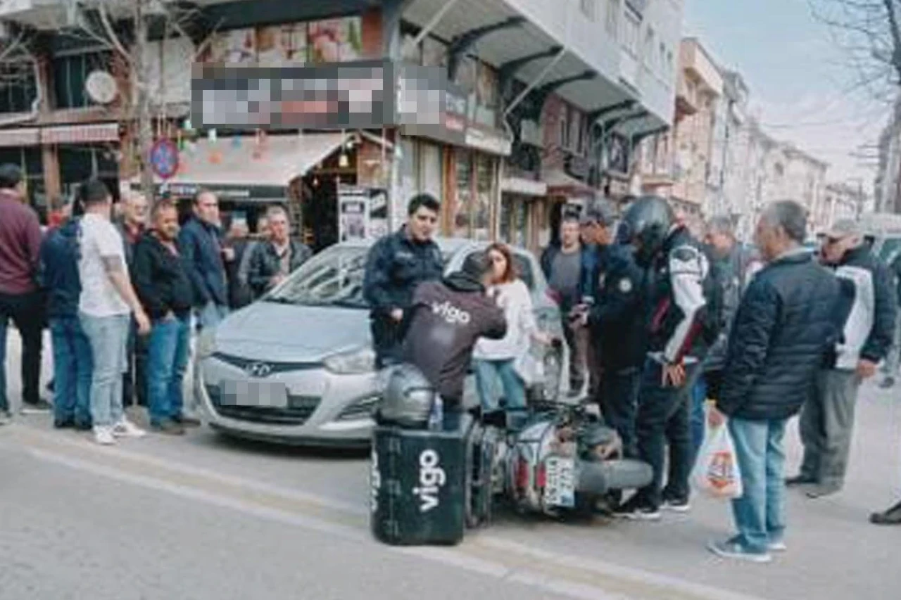 Sakarya-2 Caddesinde Araç ile Kurye Çarpıştı