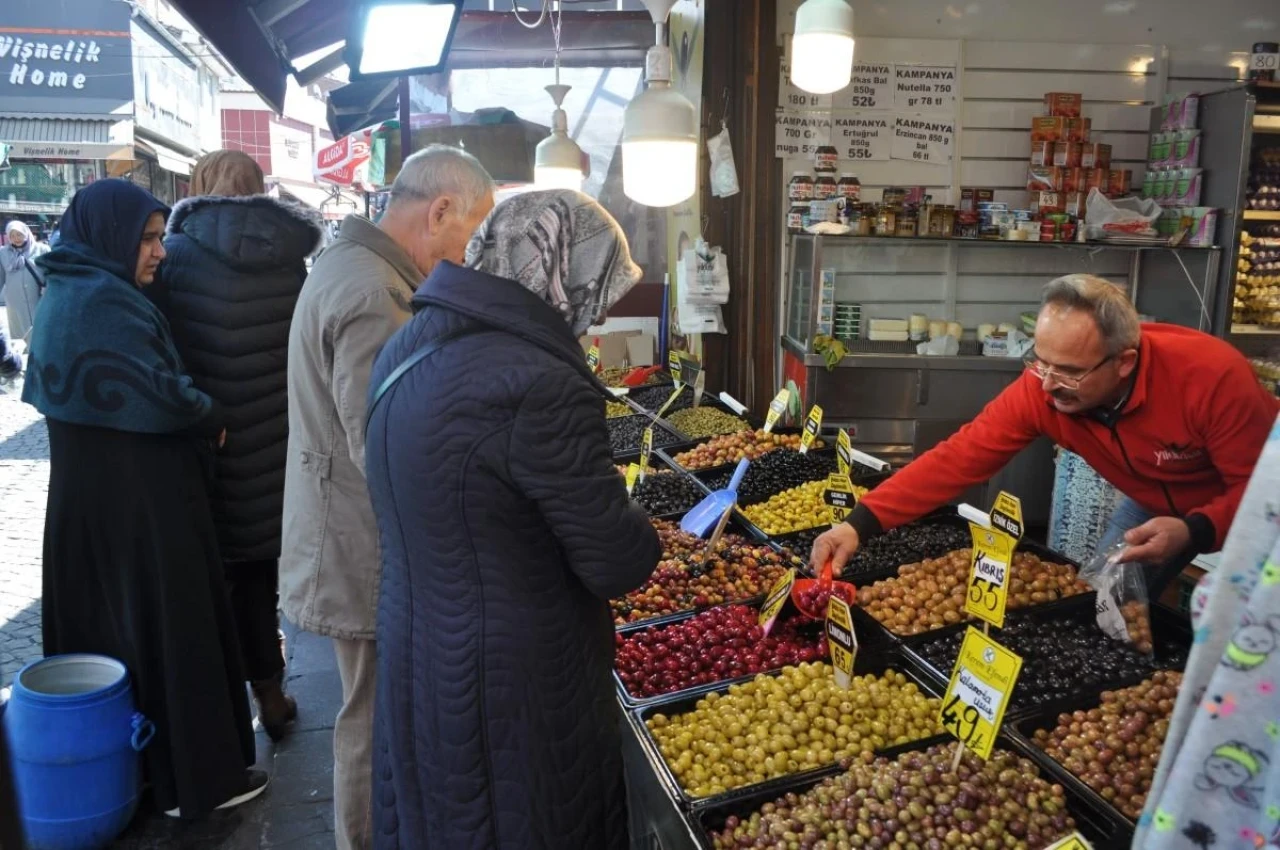 Halk Zeytin Tezgâhlarının Önünde Kalabalık Oluşturdu