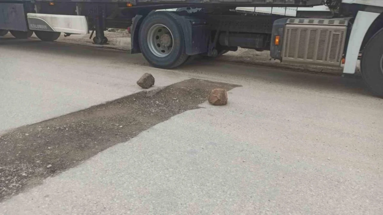 Bozuk yola ‘taşlı’ önlem şaşırttı