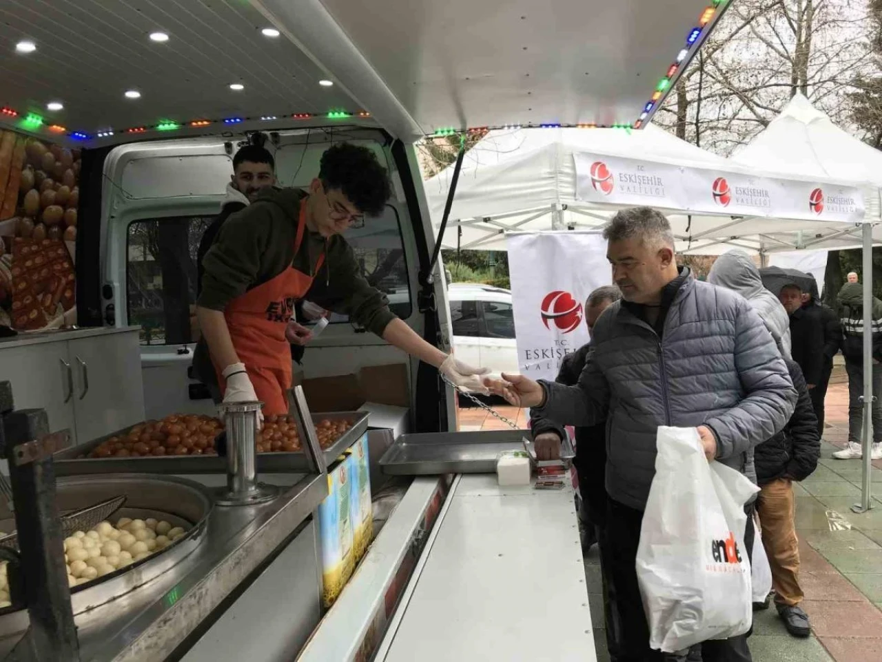 Eskişehir Valiliği Afetzedeler Adına Lokma Dağıttı