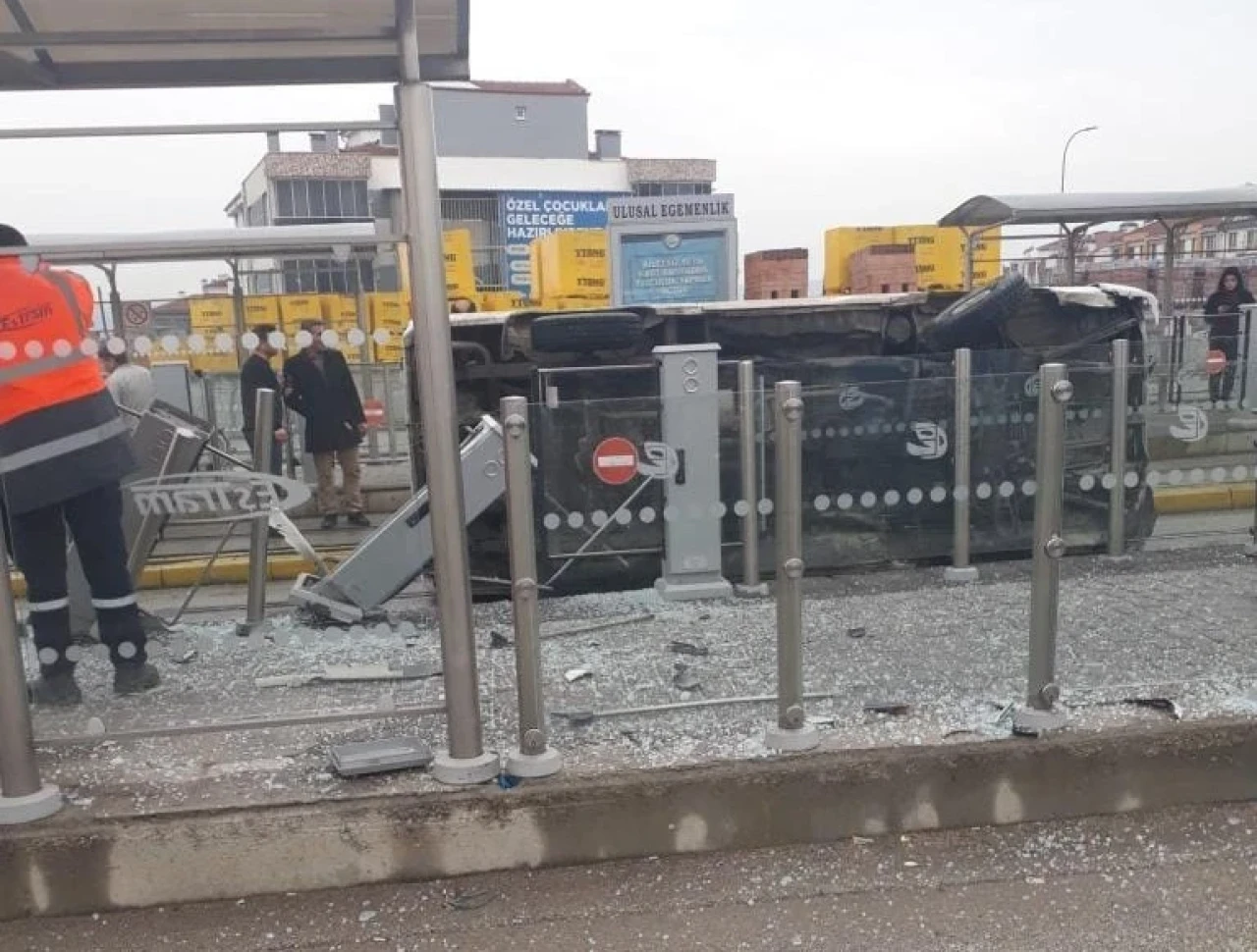 Tramvay Durağına Çarpan Minibüs Ulaşımı Aksattı