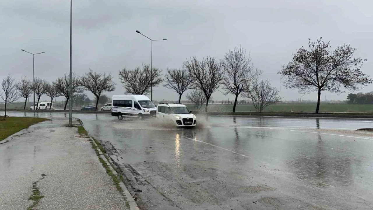 Yağmur Suyu Otomobil Sürücülerine Zor Anlar Yaşattı