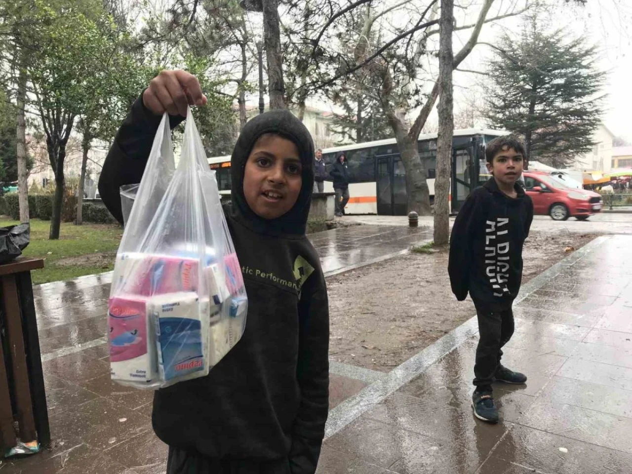 Çocuklar, Yağmur Altında Mendil Sattı