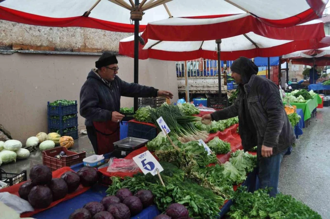 Yağışlar Pazarcıların Yüzlerini Güldürdü