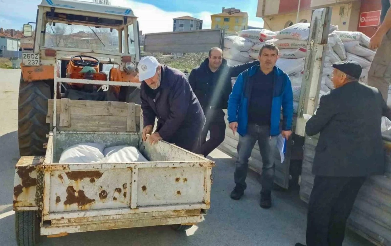 İnönü’de 130 çiftçiye yüzde 50 hibeli nohut tohum desteği