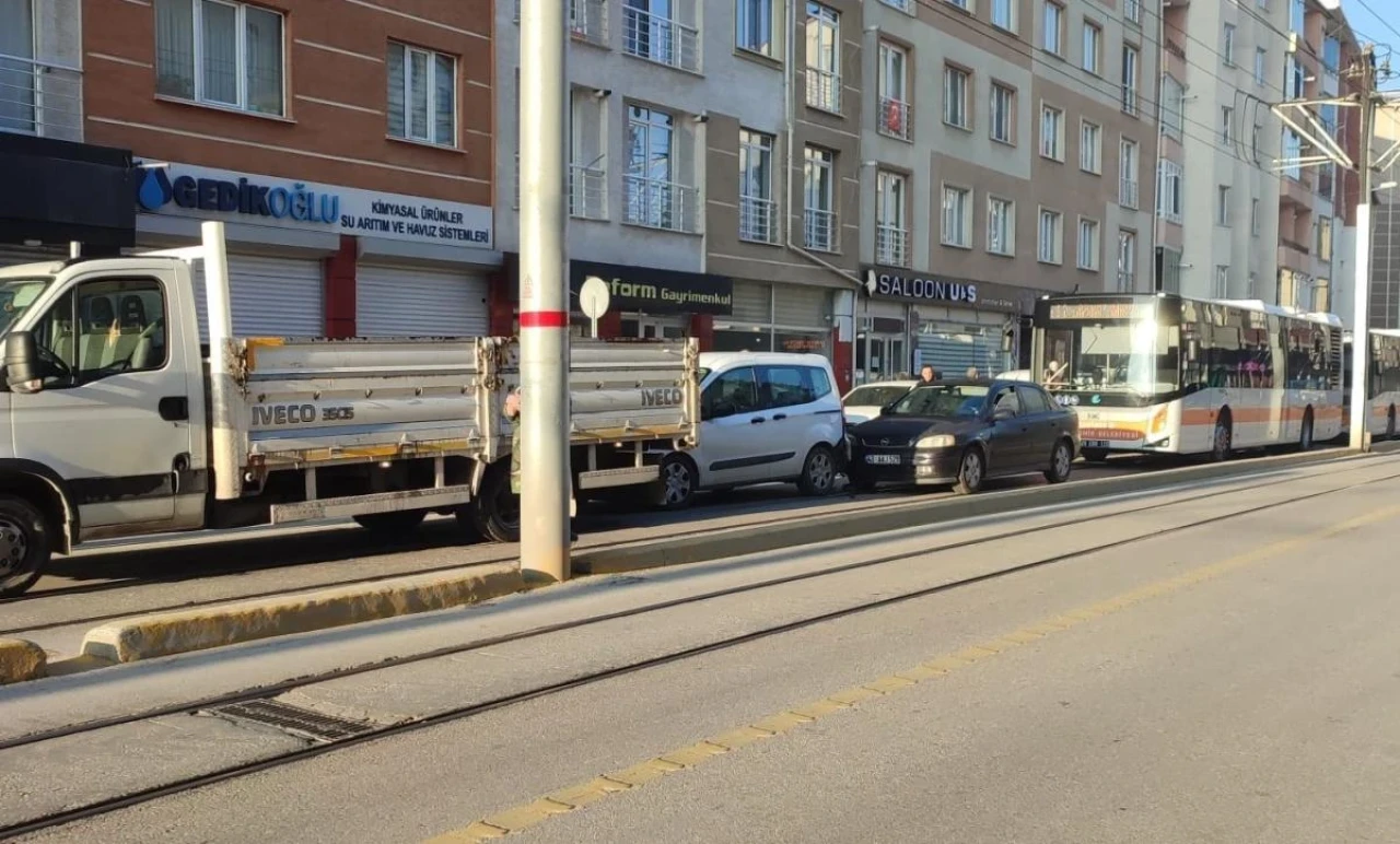 Tramvay yolunda meydana gelen trafik kazası şehir içi ulaşımda aksamaya neden oldu