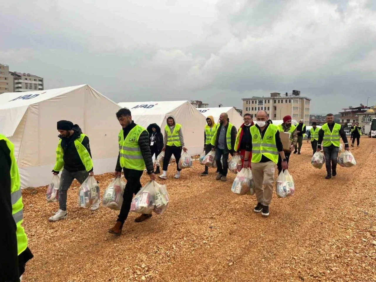 Eskişehirli kuaförler depremzede çocuklara kişisel bakım hizmeti verdi