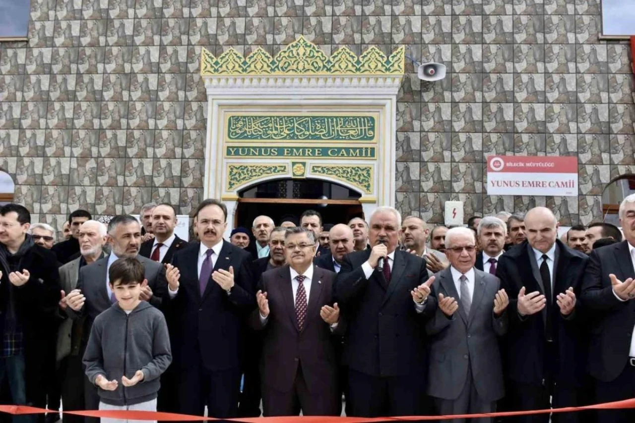 Yunus Emre Camii dualarla açıldı