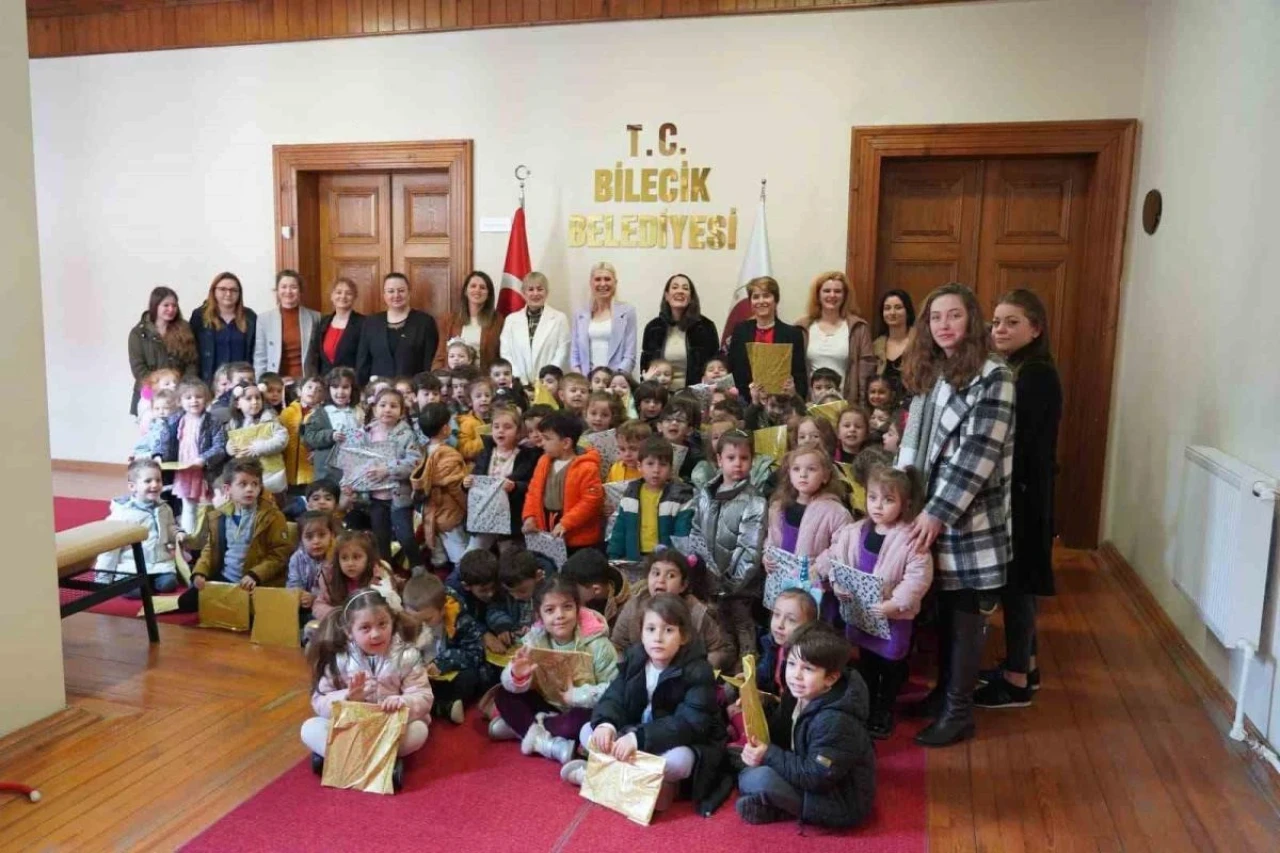 Kreş öğrencileri Başkan Subaşı’nın 8 Mart Dünya Kadınlar Günü’nü kutladı