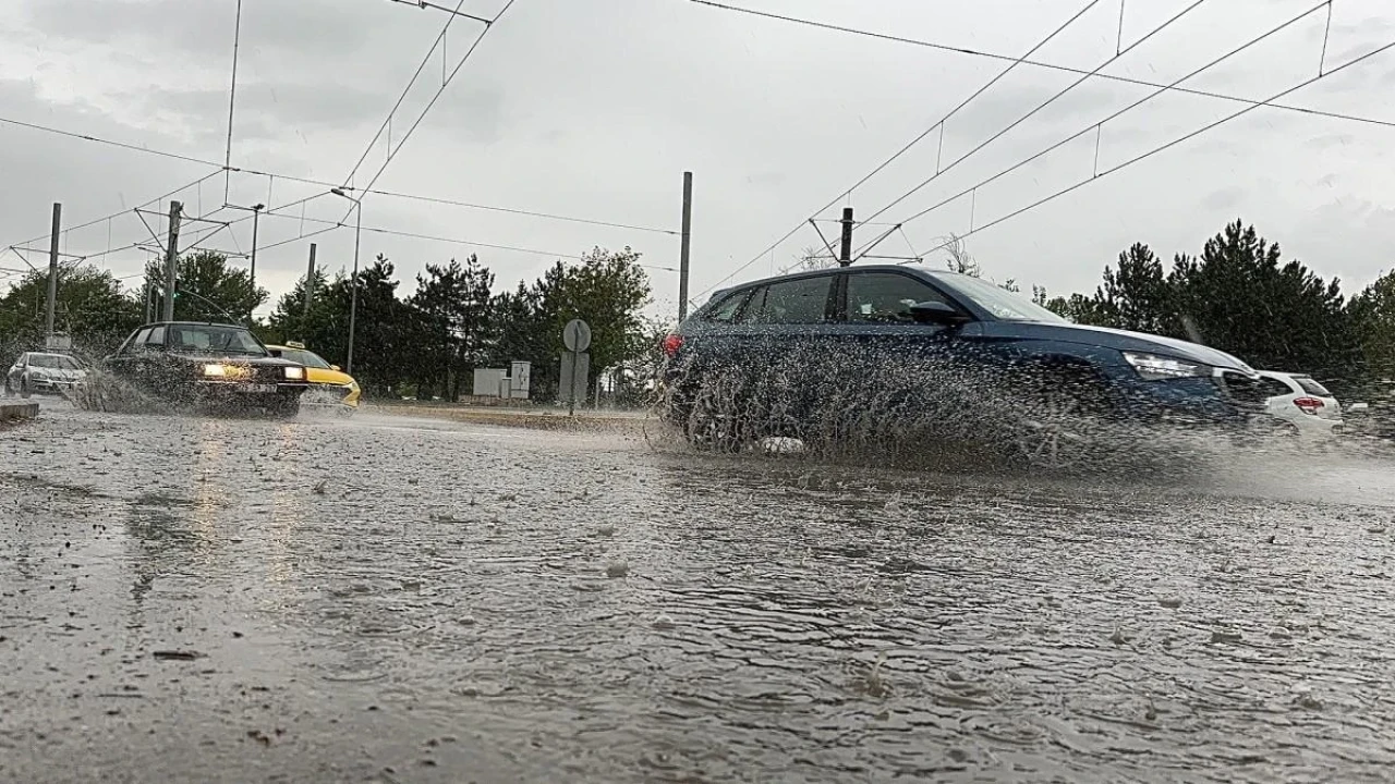 Eskişehir&#8217;de Etkisini Gösteren Sağanak Yağış