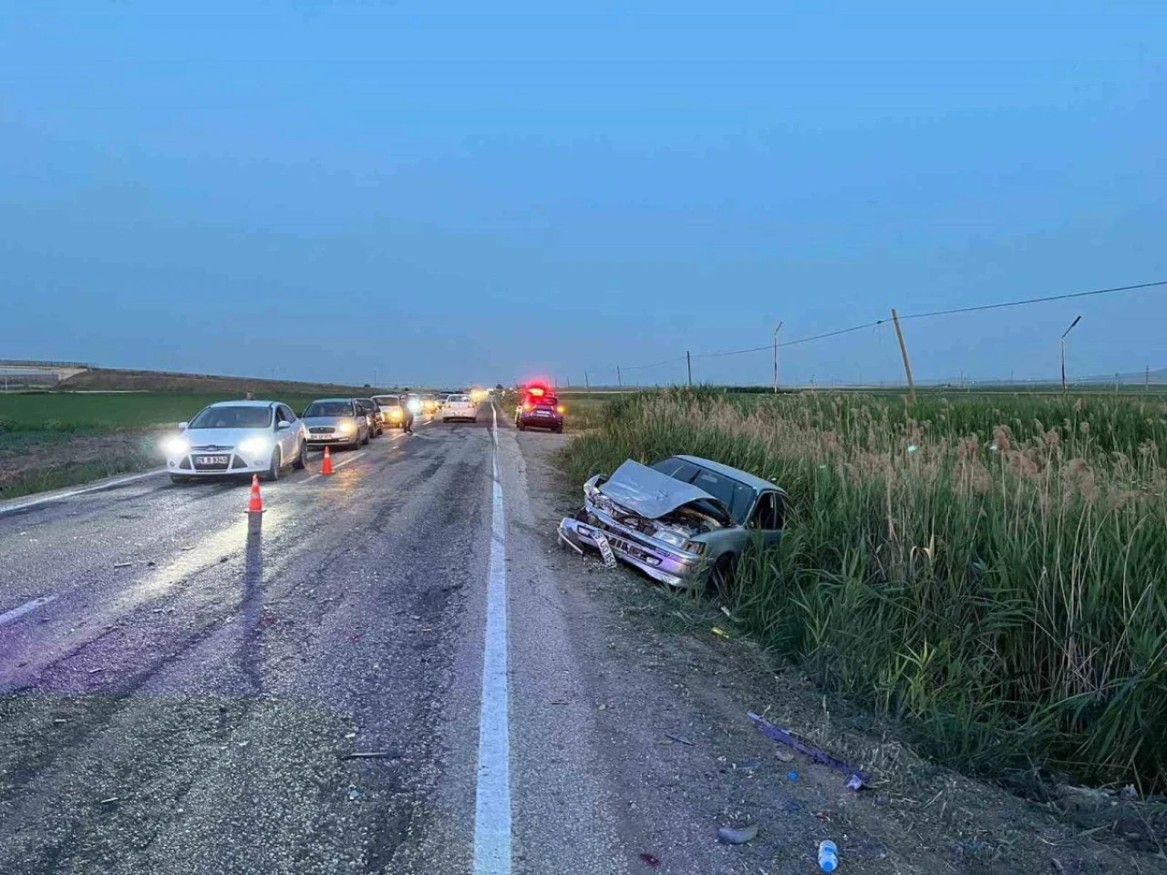 Sollamaya çıkan otomobil önündeki araca çarptı, 3 kişi yaralandı