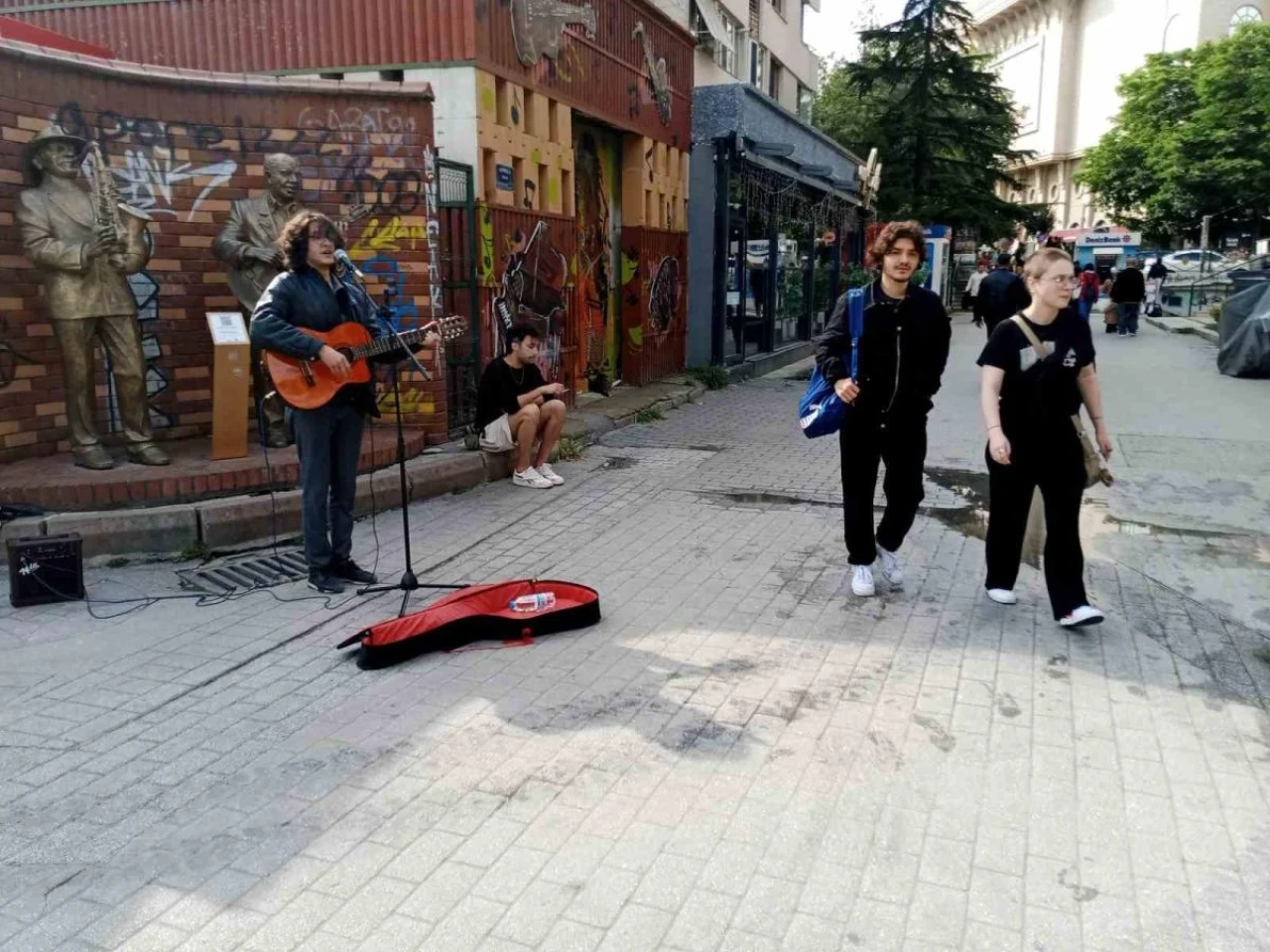 Genç müzisyen vatandaşların odak noktası haline geldi