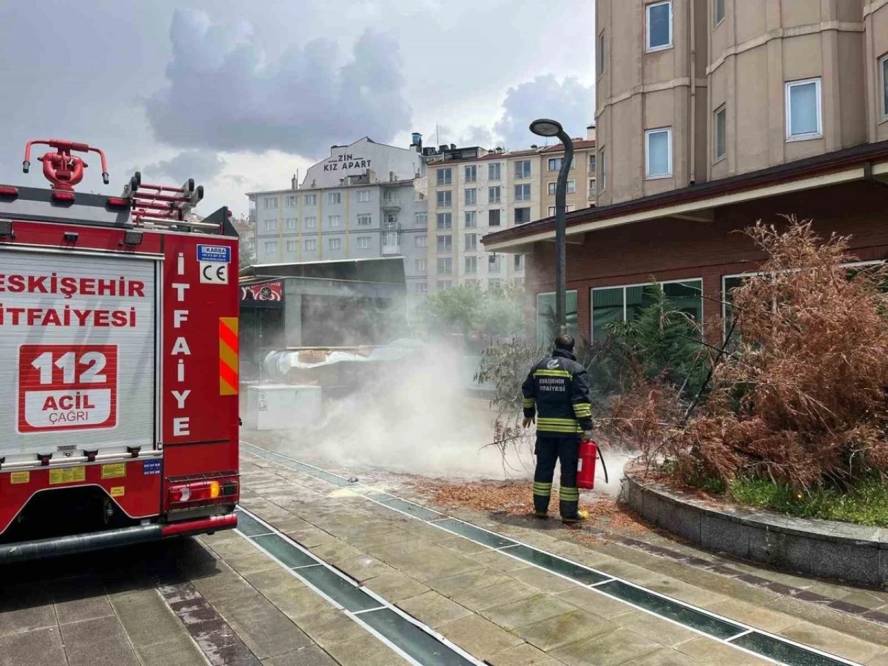 Eskişehir’de sokak lambasından kaynaklı yangın paniğe neden oldu