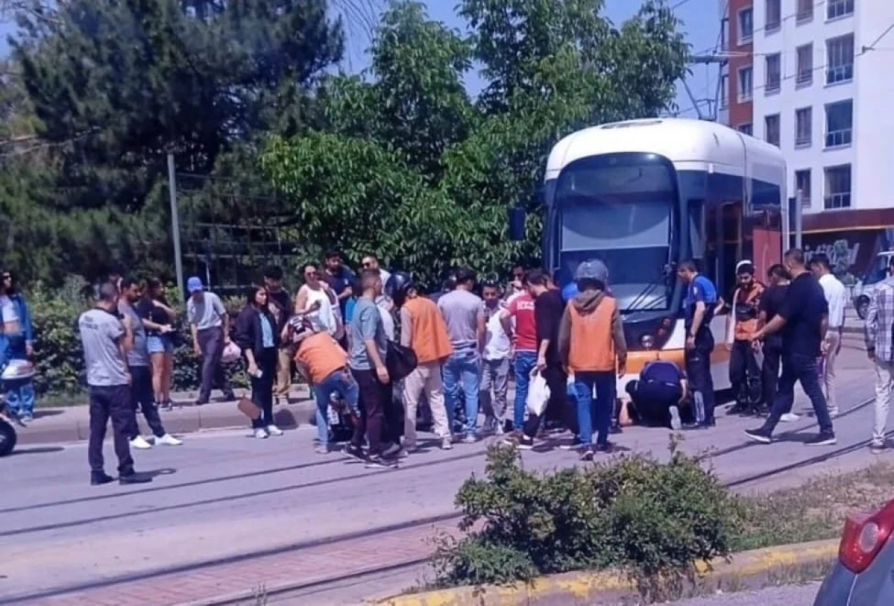 Tramvayın altına giren motosiklet sürücüsü güçlükle kurtarıldı