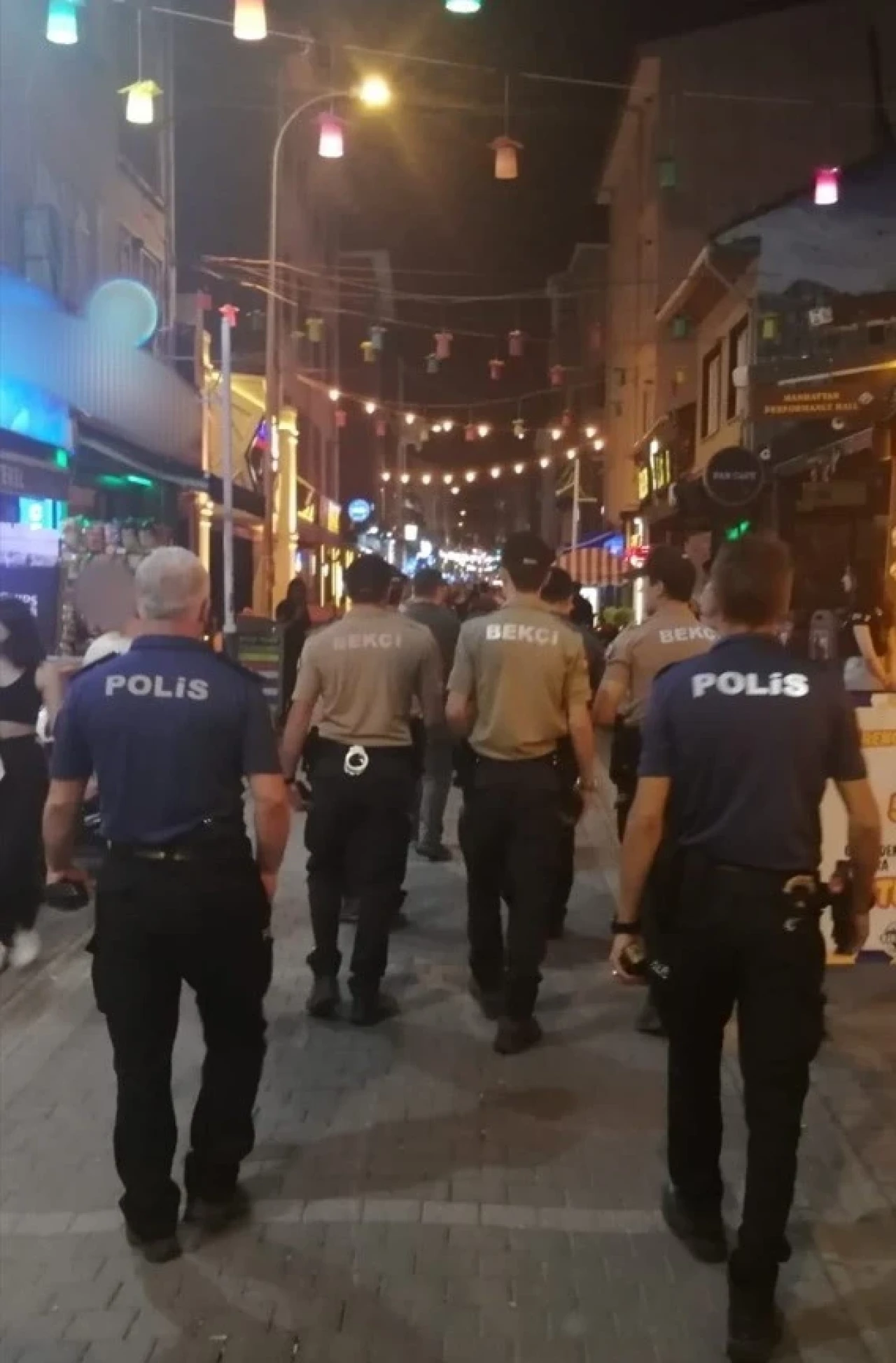 Polis ekiplerinden barlar sokağında denetim