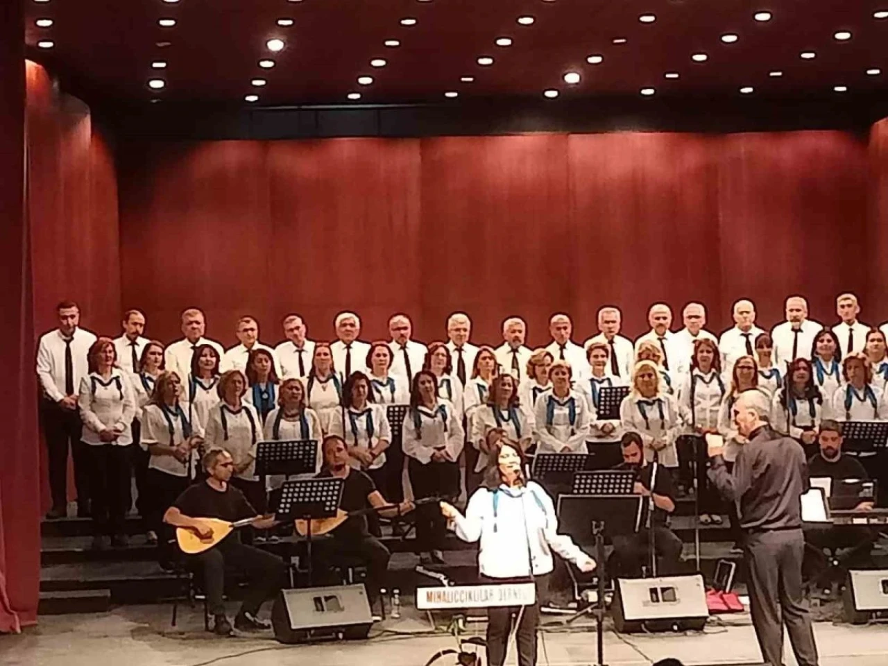 Eskişehir’de Türk halk müziği korosu konseri ve halk oyunları gösterisi