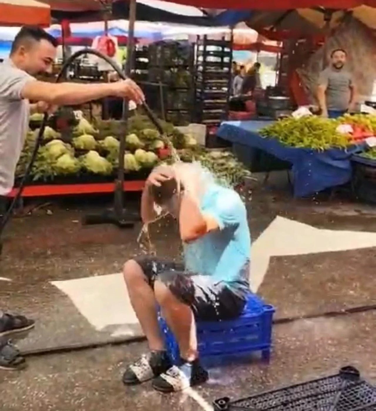 Pazarcı Sıcağa Dayanamayıp Kendini Hortumla Sulattı