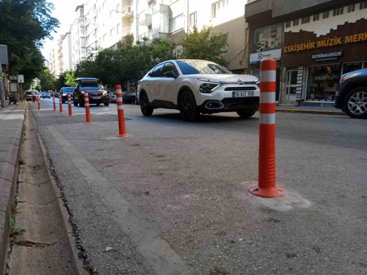 Atatürk Caddesi’ne konulan dubalar tartışma konusu oldu