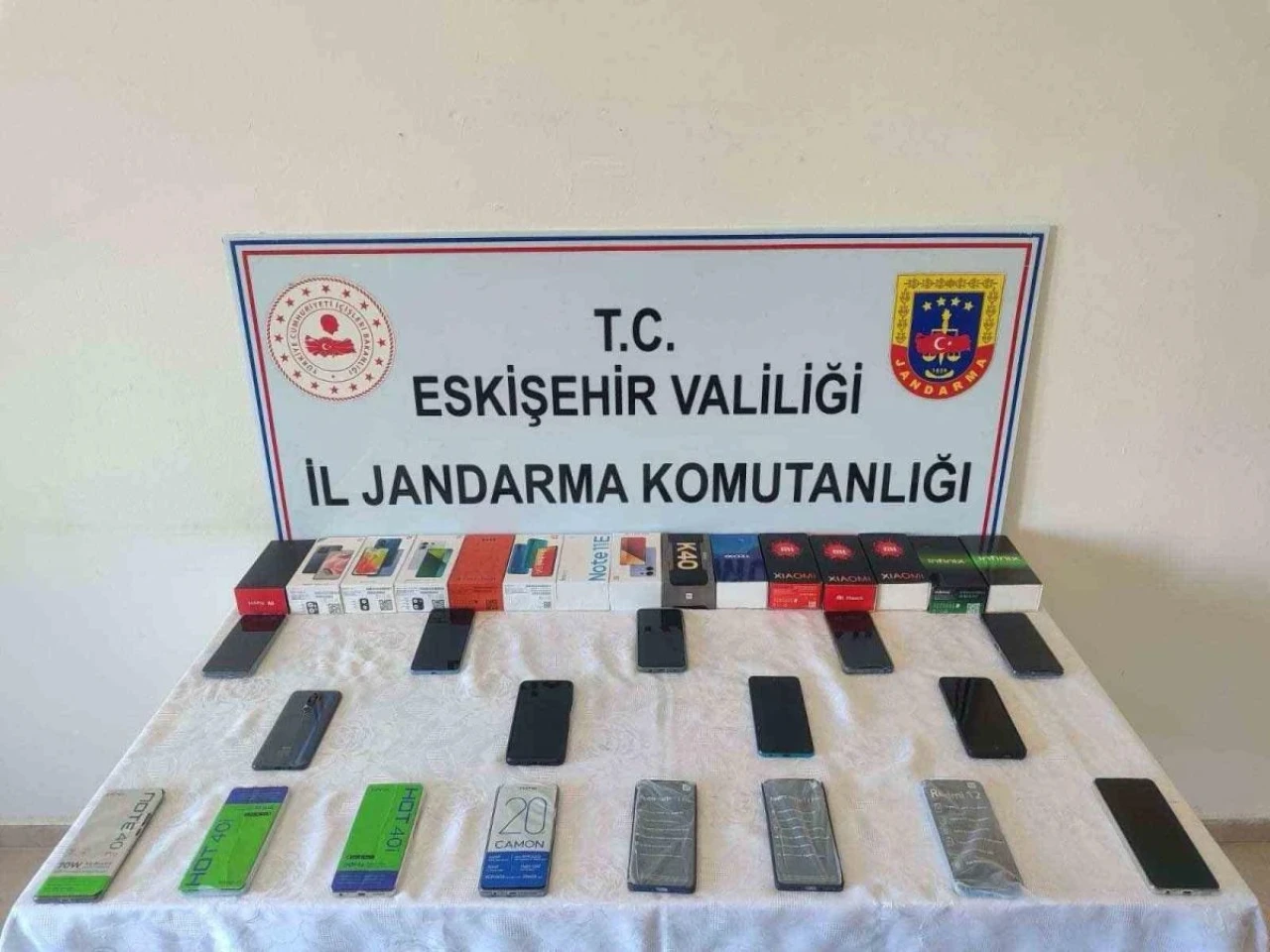 Kaçak cep telefonu satan şahıs jandarma ekiplerince yakalandı