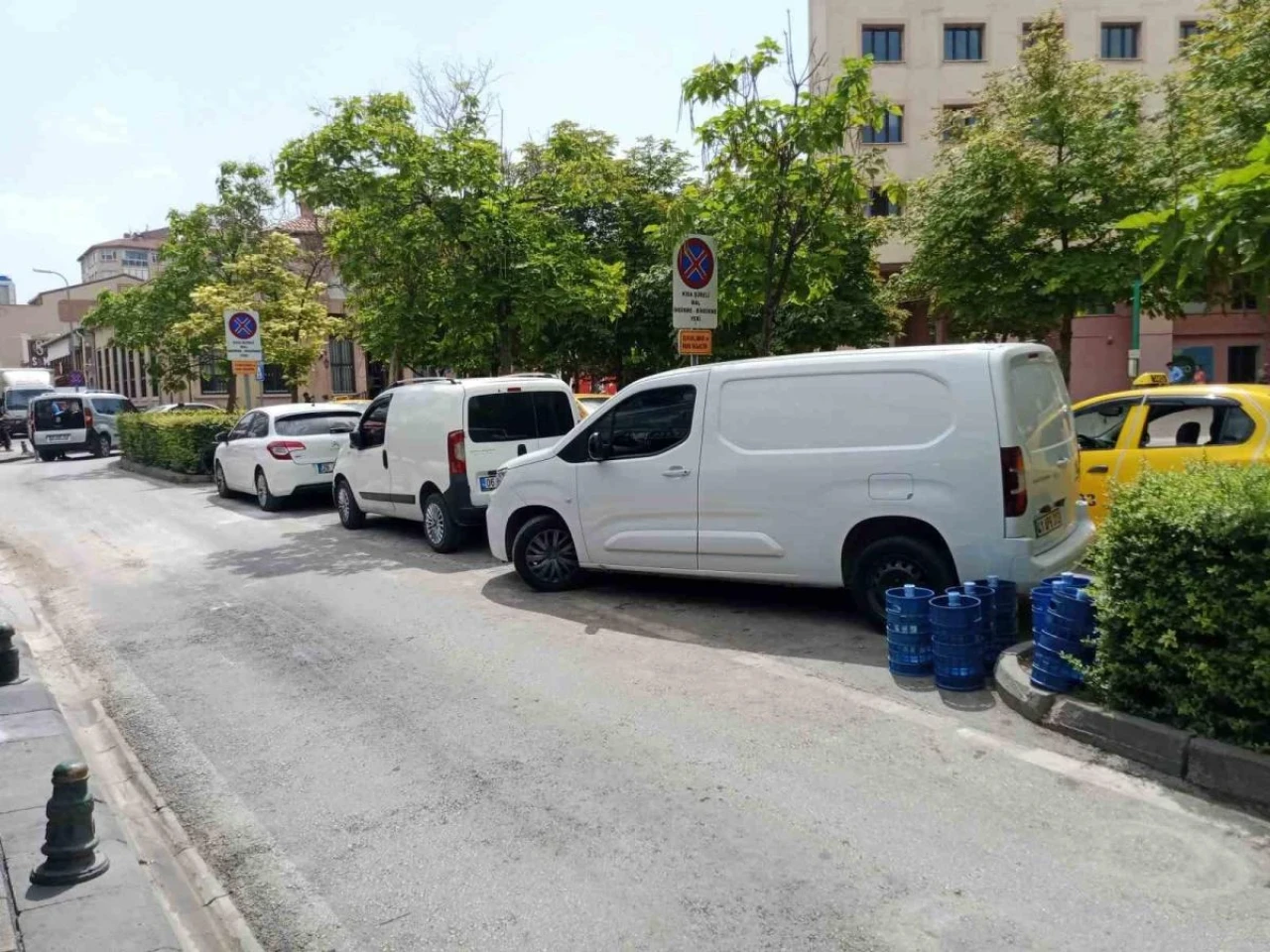 Esnaflar Mal İndirmek İçin Park Yeri Bulamayınca Yol Ortasında Durdu