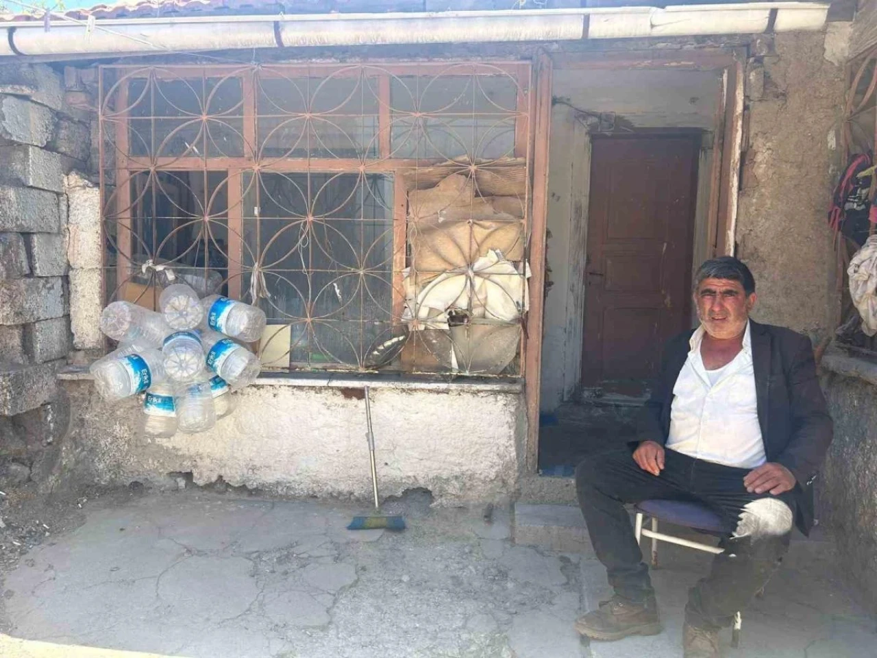 Evlenmediği İçin Pişman Olan Adam Camiden Bidonla Su Taşıyor