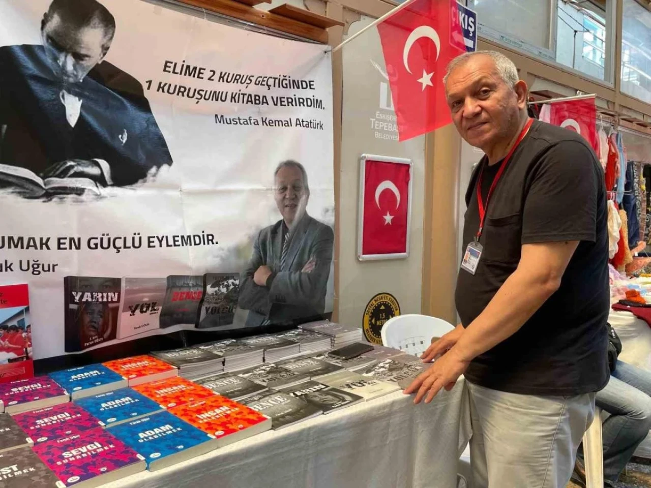 Emekli Öğretmen Kitap Yazarak Öğrencilerine Yol Gösteriyor