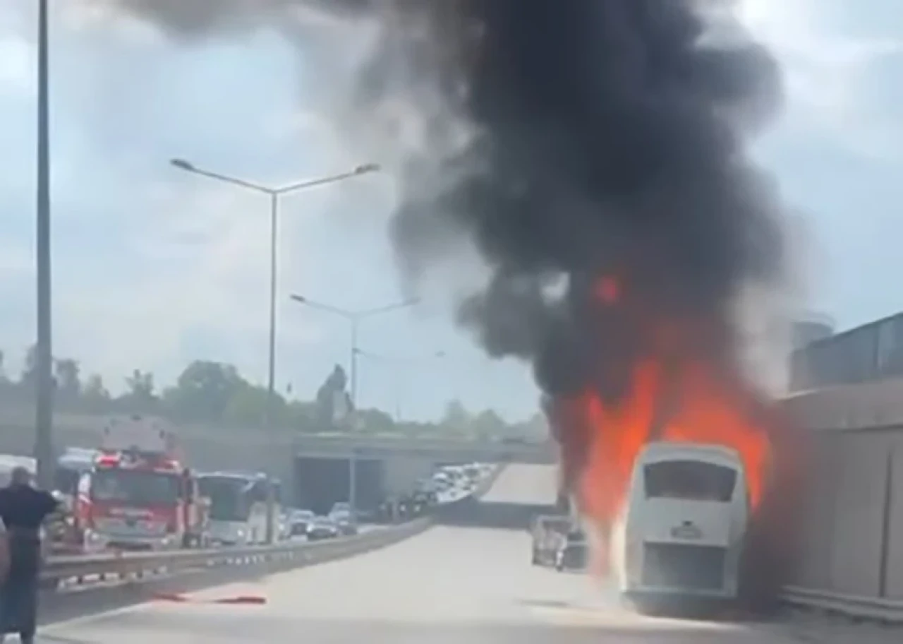 Eskişehir'de İşçi Servisinde Çıkan Yangın Yürekleri Ağza Getirdi