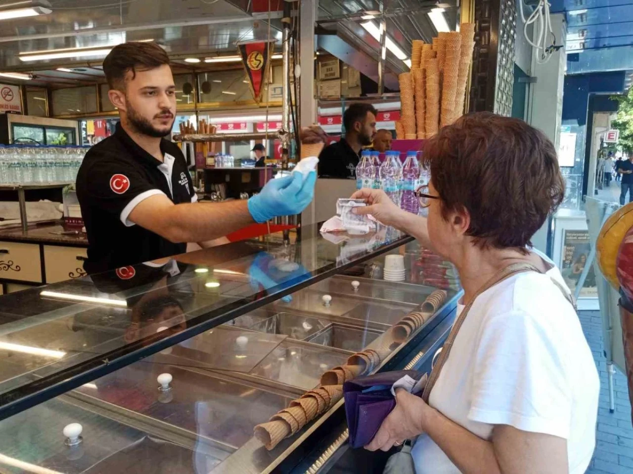 Eskişehir'de Sıcak Havalarda Dondurmaya İlgi Arttı