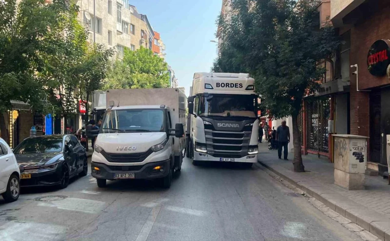 Yolun Ortasına Park Eden Kamyonet Trafiği Tıkadı