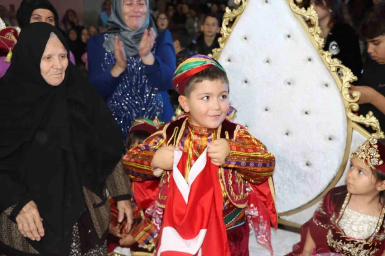 Türk Bayrağı Artık Torununun Sırtında